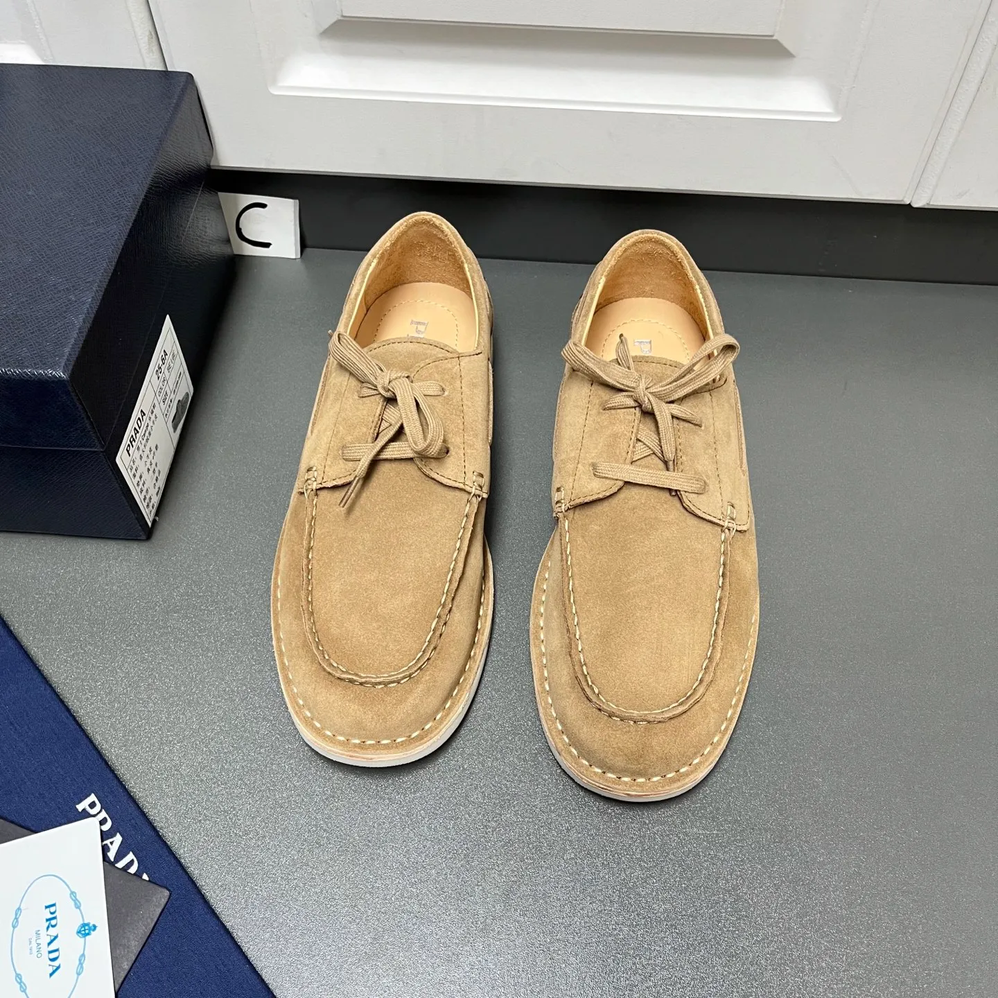 💰840 Prada men's new lace-up leather loafers. Made of flocked two-layer cow leather, these shoes combine classic design with handmade details, blending sophistication with casual comfort. Designed in a lace-up style, with open-stitched seams on the skirt, 1.5cm white rubber soles with leather welts, dyed calfskin lining, and silver-labeled cowhide feet, the style is simple and elegant. C leather shoe size: 39/40/41/42/43/44 brown, original box packaging + dust bag